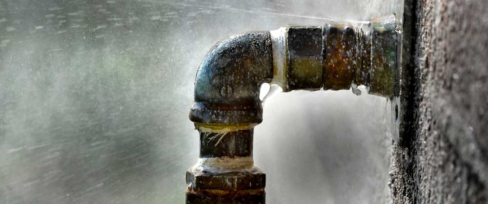 Common-Plumbing-Problems-&-How-to-Avoid-Them---Leaky-Pipes