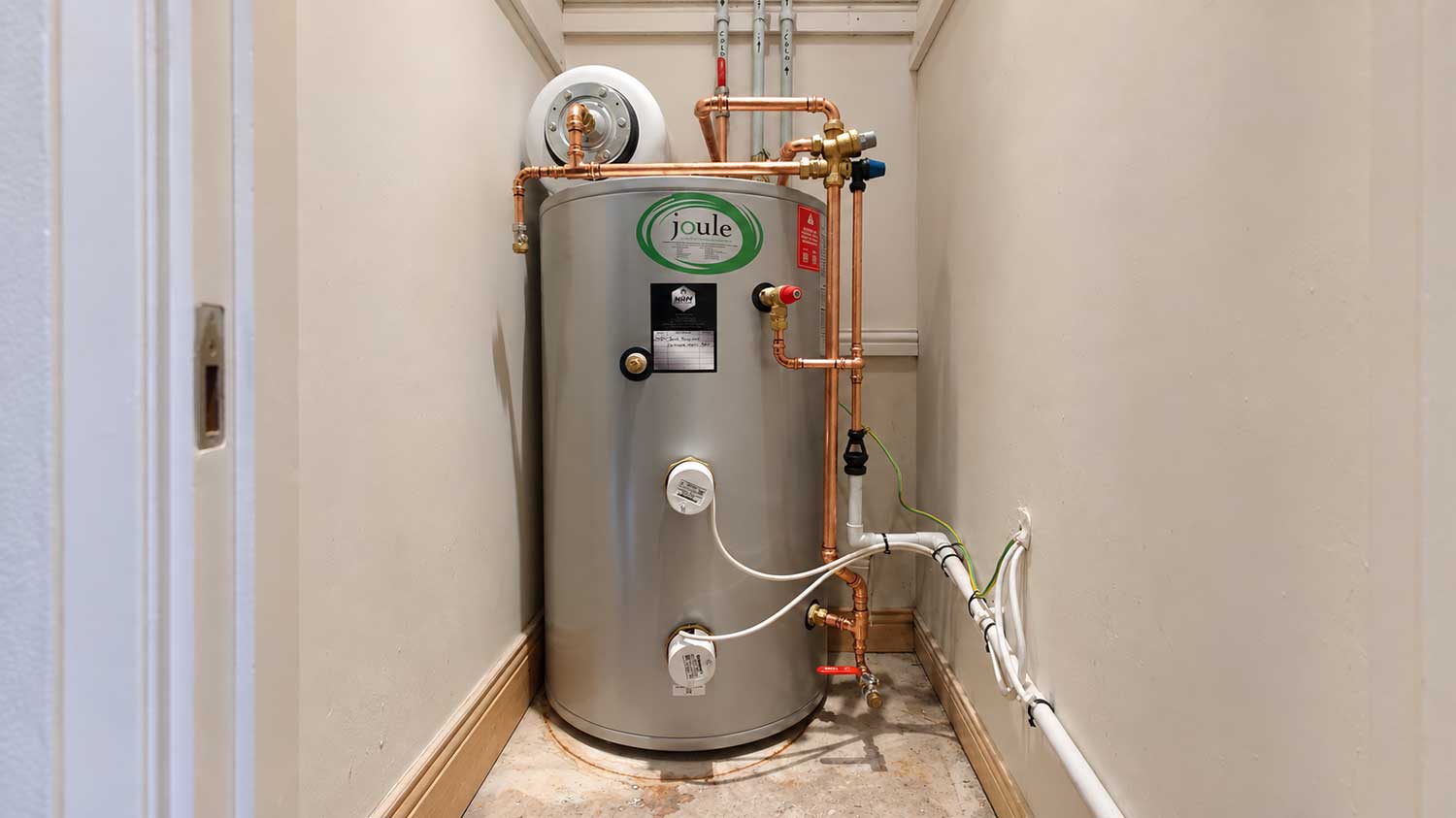 What-Size-Hot-Water-Cylinder-Do-I-Need---Choosing-the-Right-Replacement-for-Your-Home-with-NRM-Plumbing-and-Heating